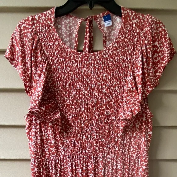 VGUC Old Navy Sz-L(M) Red & White Floral Layers, Ruffled Sleeves, Gathered Chest - Picture 4 of 16